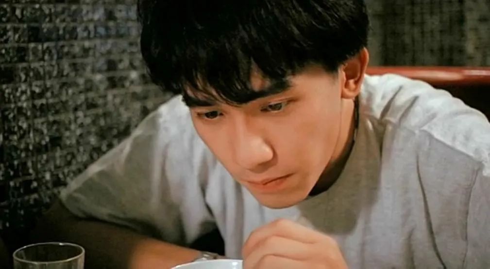 票，你愿不愿意跟我一起走？”年轻时的梁朝伟，英俊内敛，帅而不自知。