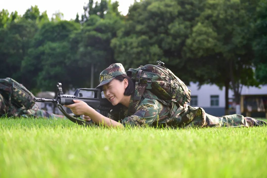 火箭军女兵生活照图片