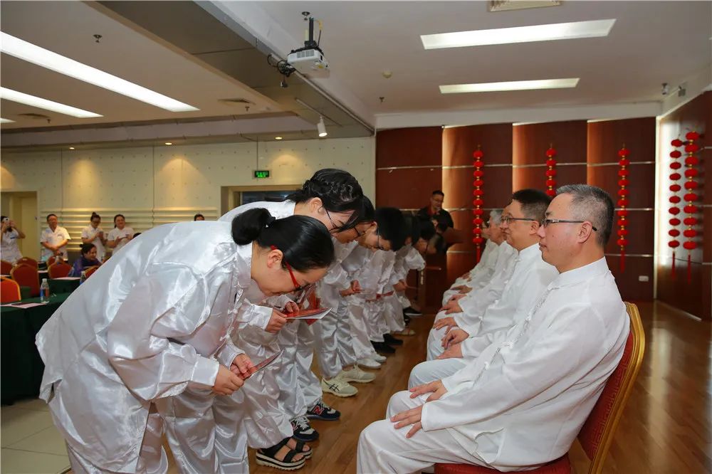 鞠躬呈帖敬茶这场拜师仪式很有传统范儿