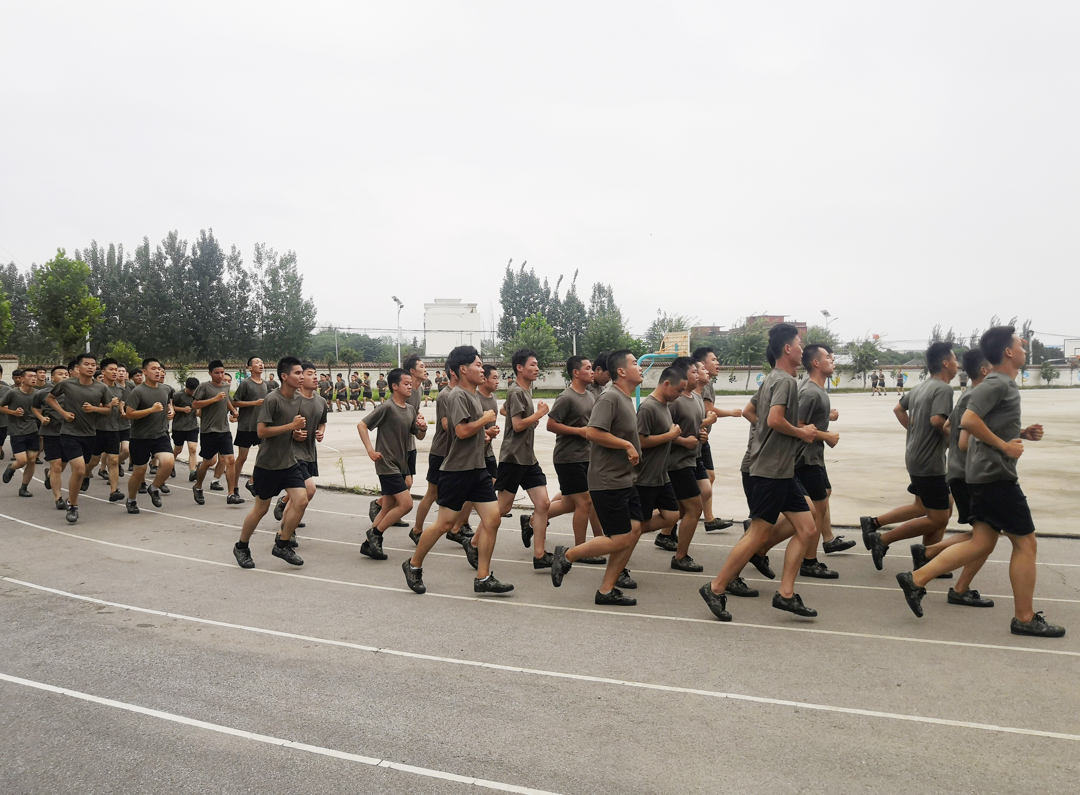 河南省镇平县预定新兵役前训练紧张有序