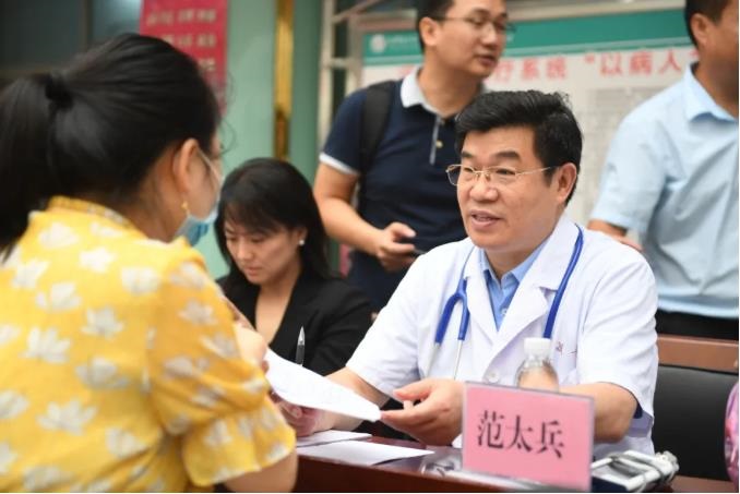 范太兵教授清楚地记得,半年前他亲自上台,从腋下入路,给孩子实施了