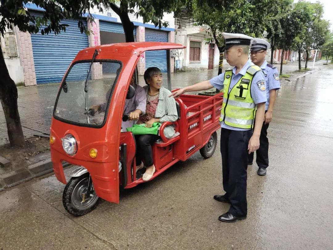 坚持政治建警全面从严治警蓬安交警严查农村三轮车违法行为
