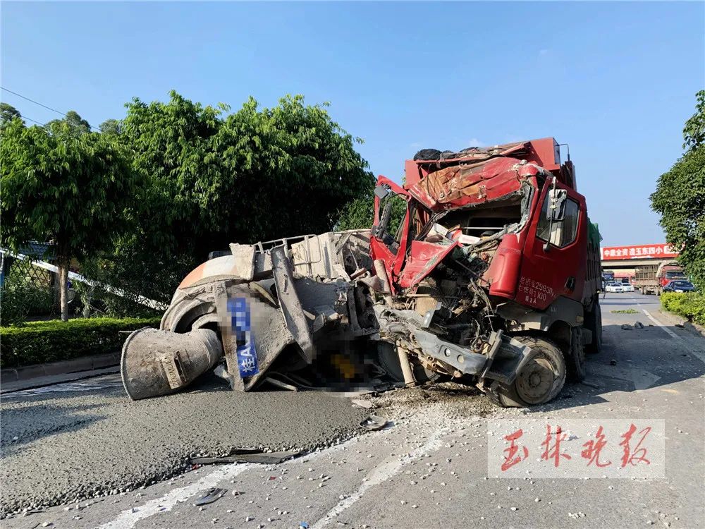 混凝土灑了一地大貨車玉北大道失控撞上水泥車造成4車追尾