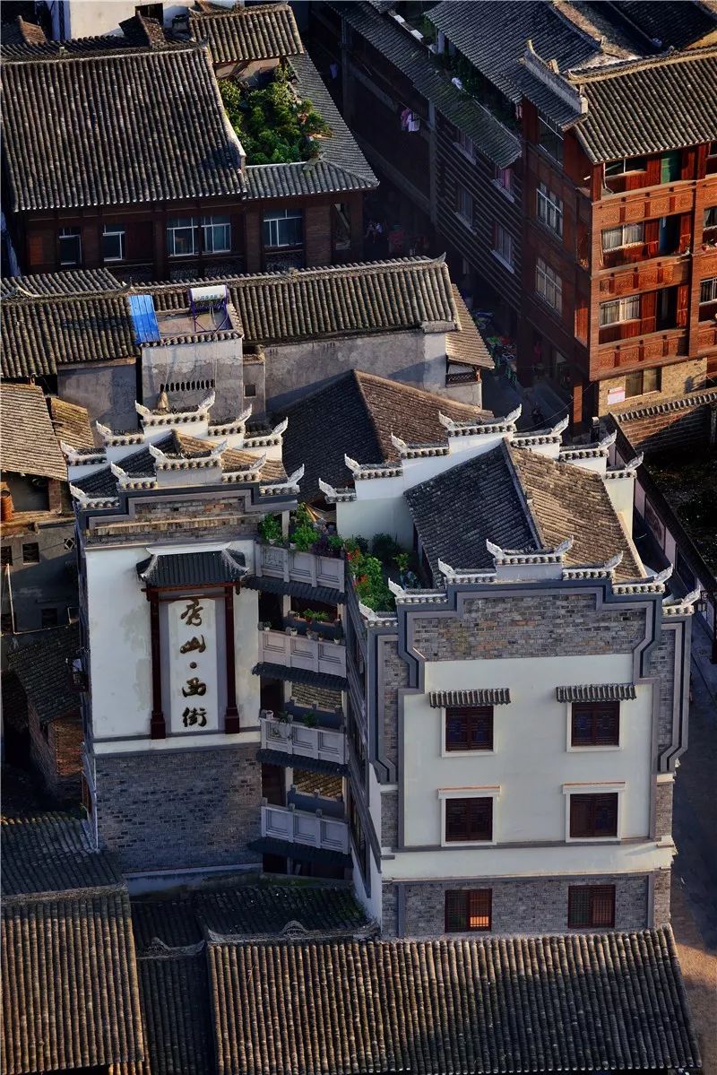 秀山·西街 图:秀山县委宣传部也可以在凤凰山花灯民俗风景区拾级而上