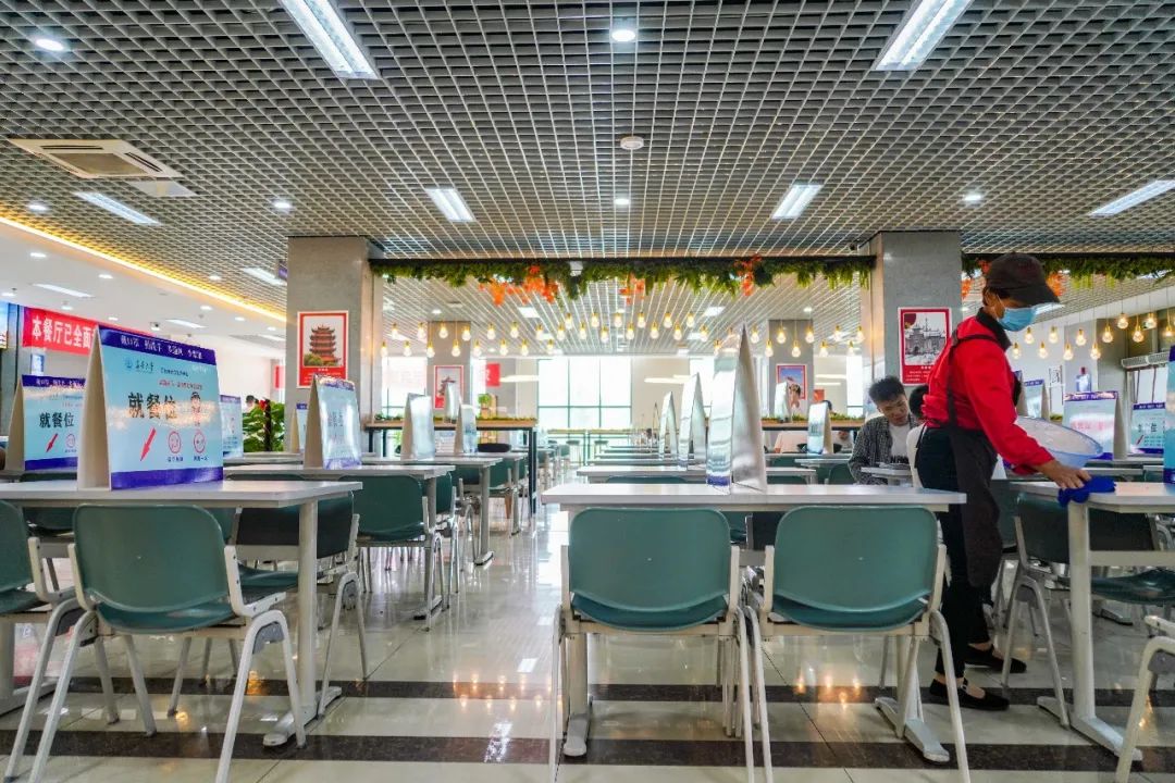 扑鼻是久违的饭菜香走进食堂长大的校园更加热闹起来甚是想念时隔多月