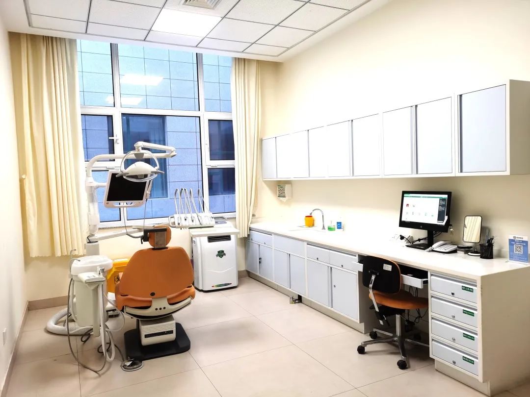 目前科室拥有先进的综合治疗椅10台及德国进口口腔全景数字化曲面断层