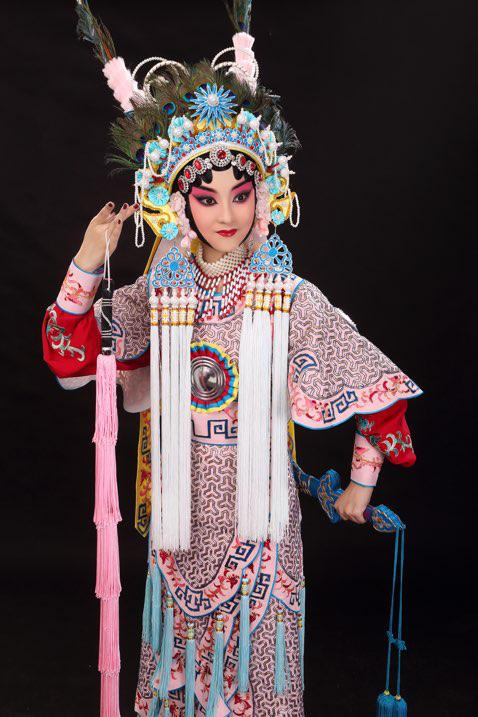 海淀区西颐小学"金帆京剧团"京剧青衣教师曾荣获中国戏曲"小梅花"金奖