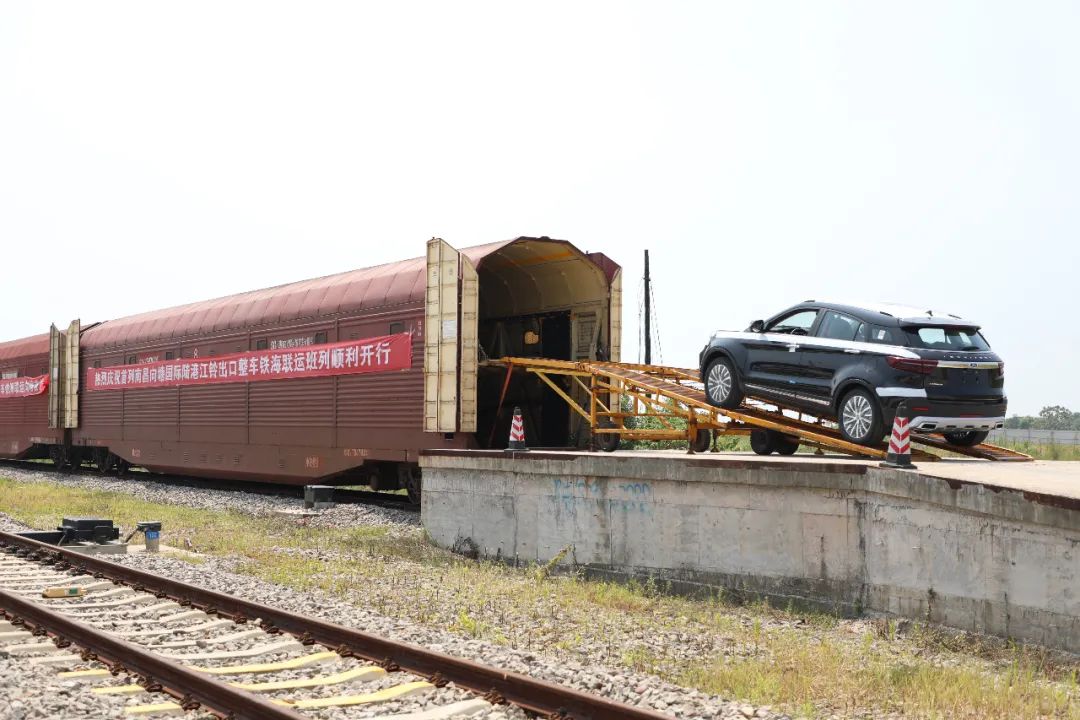 今天607台汽车坐上双层火车准备漂洋过海