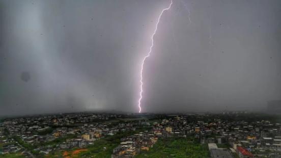 雷雨天气不少市民还在午休的时候今天中午,莆田雷声大作市区突降暴雨!
