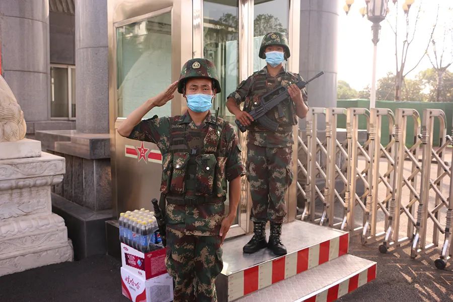 这对父子为火箭军某部官兵送来了一份夏日里的清凉