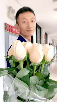 刘潇原标题:《七夕,当蓝朋友收到玫瑰……》