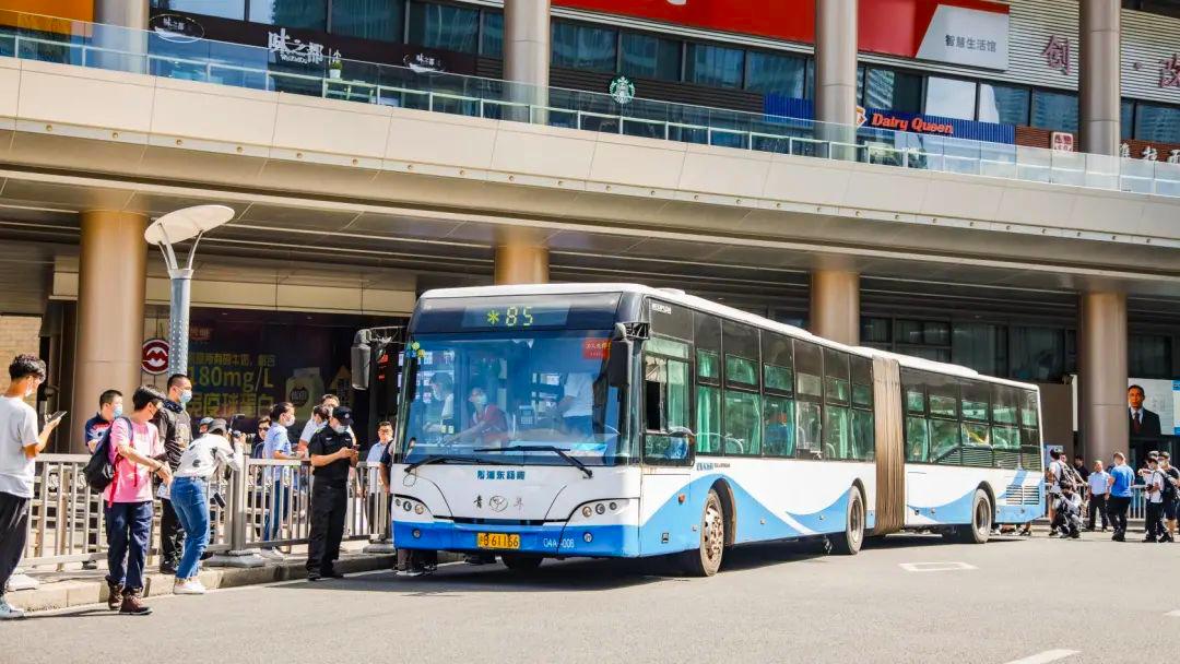 上海柴油巨龙公交车的时代画上了句号.