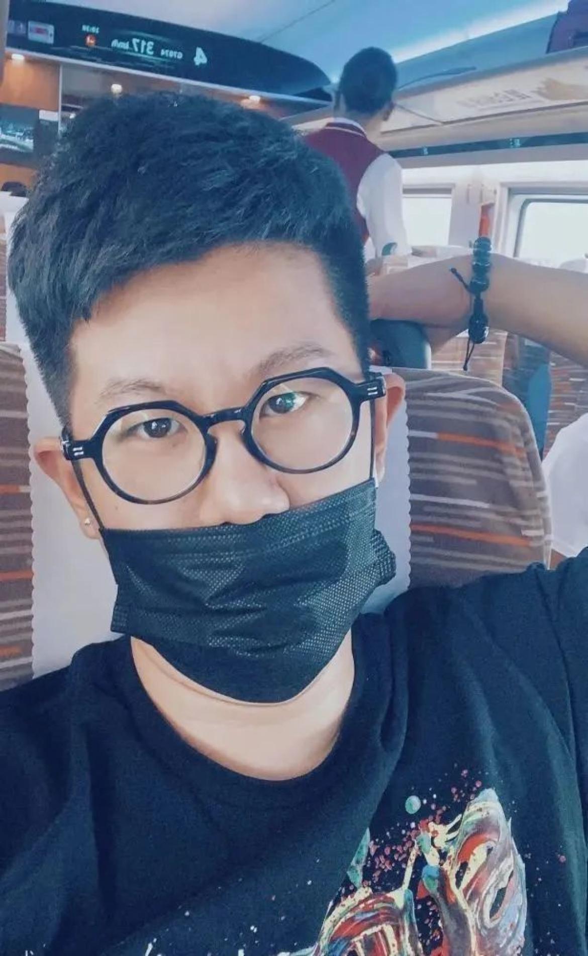 玩杀女友梗的德云社章绍伟还曾发视频教唆网友打女友