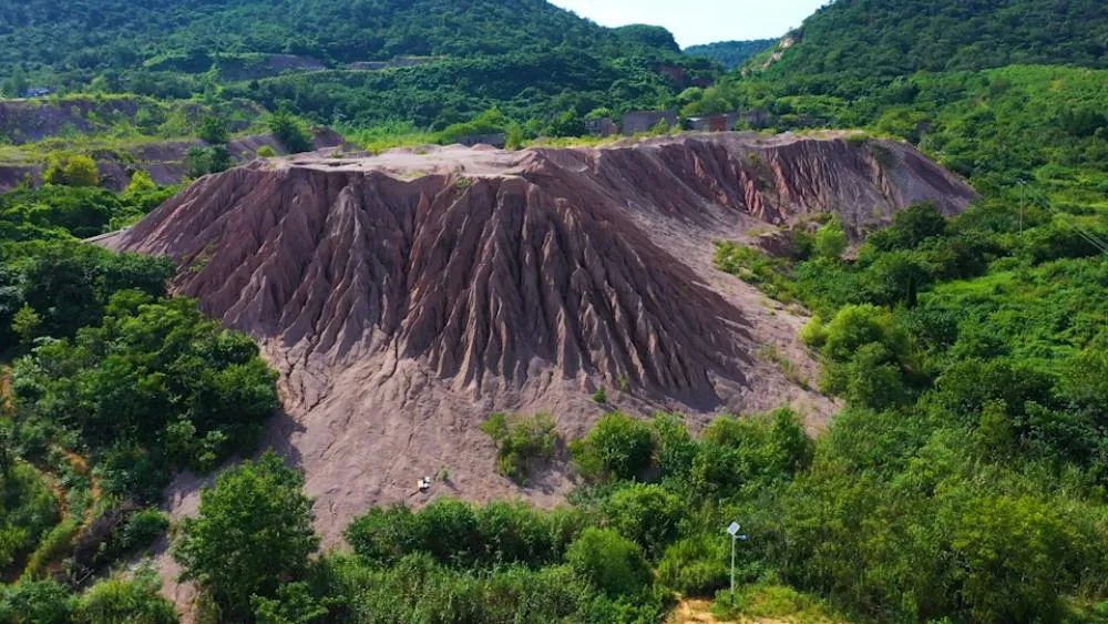 土丘沟谷千奇百态地挺立着宛如大西北深处的戈壁荒漠神似"雅丹地貌"