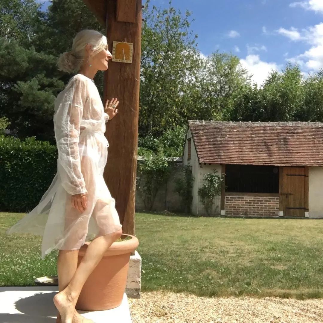 有不少人好奇,年过六旬还能拥有腹肌,马甲线,sylviane到底是怎么做到