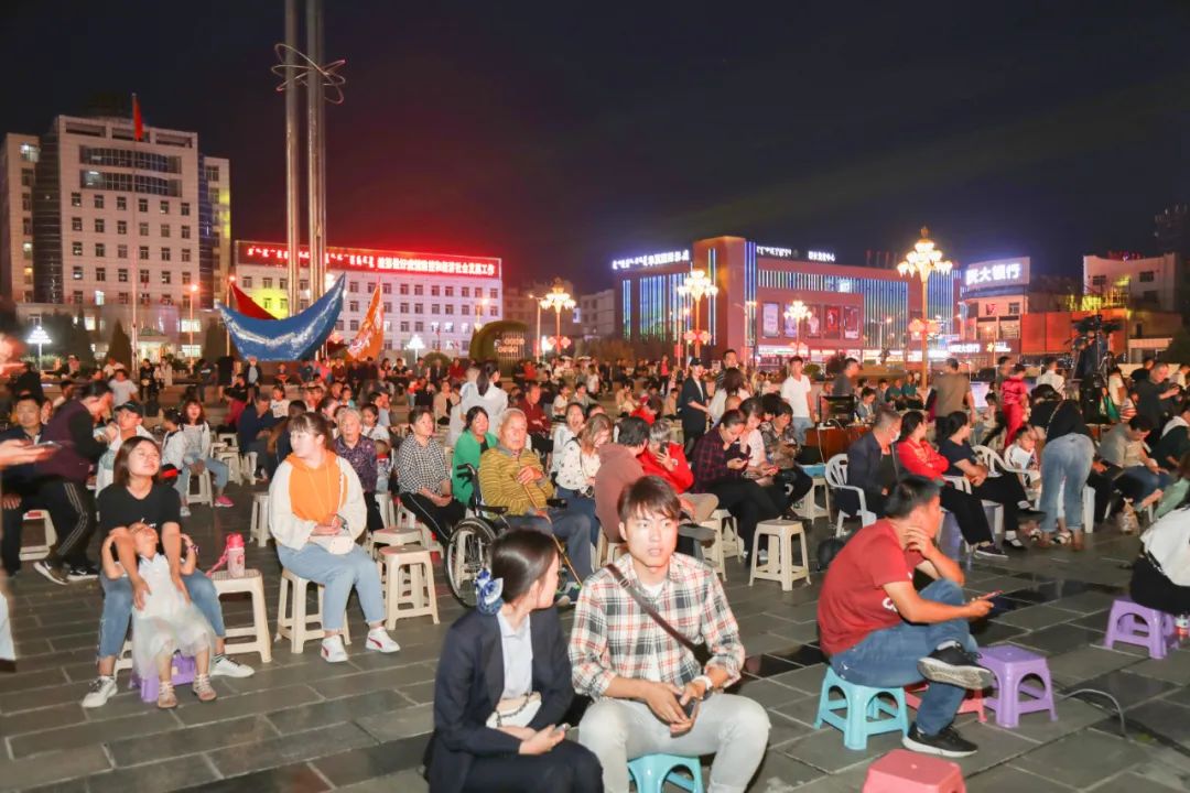 台上演员忘我投入 台下观众如痴如醉