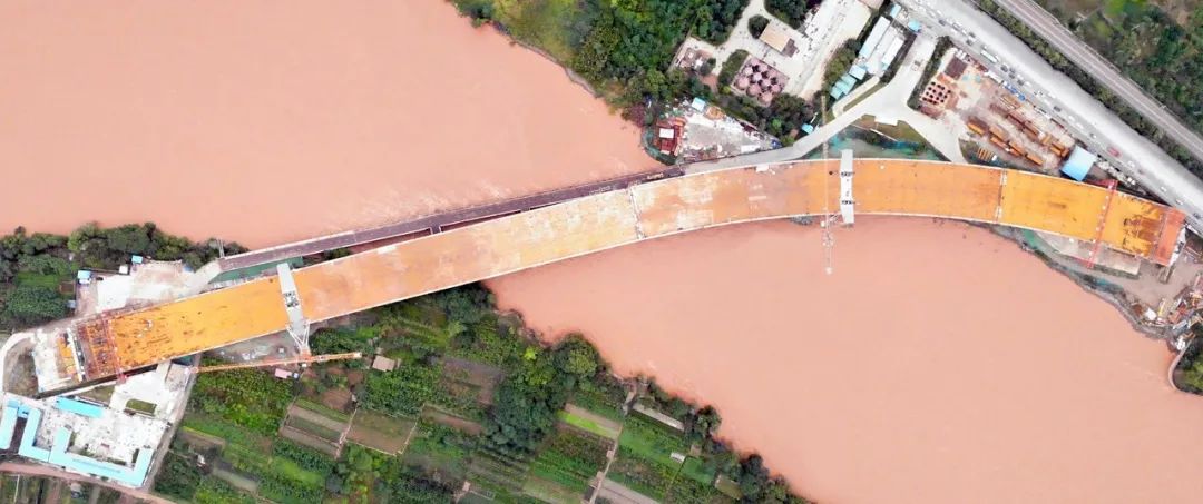 8月18日,中国二冶承建的兰州柴家峡黄河大桥顺利合龙,标志着大桥的