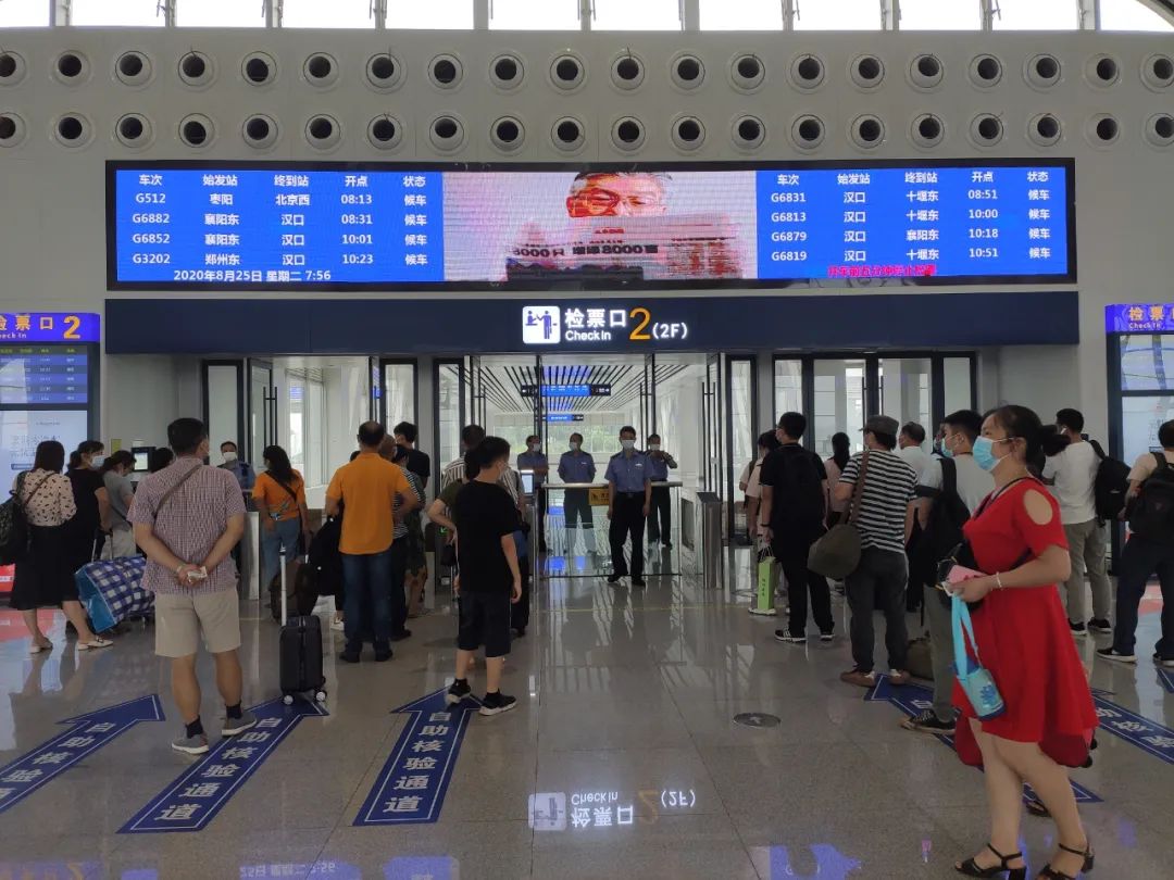 以前随州没有直通北京的火车,每次出差,要到武汉和孝感北换乘转车,有