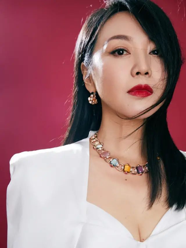 从土肥圆大姐到白玉兰奖封后，49岁闫妮凭什么到了人生高光时刻？_澎湃号·湃客_澎湃新闻-The Paper