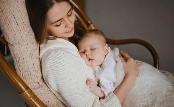 宝宝总要摸着妈妈的乳房才能入睡，怎么办？