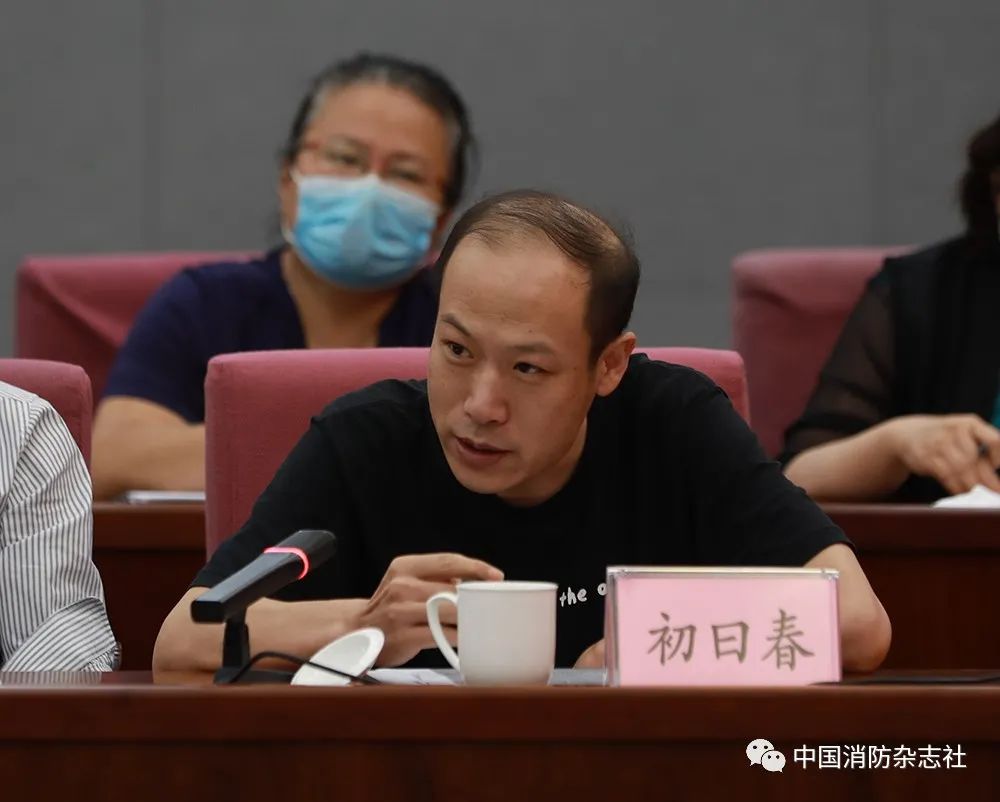 座谈会上,消防救援局政治部副主任车奕聪,山东省消防救援总队总队长