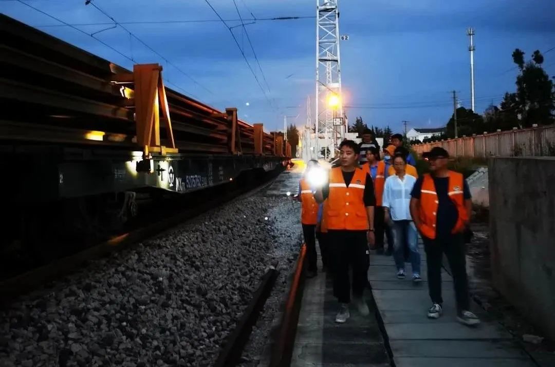 首列弥蒙铁路建设长轨运输列车从石林南站发车啦戳