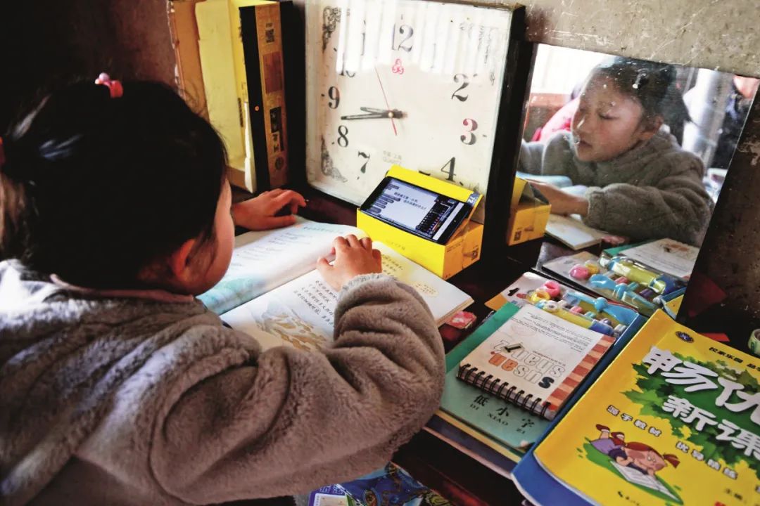 上网课小女孩 289.jpg