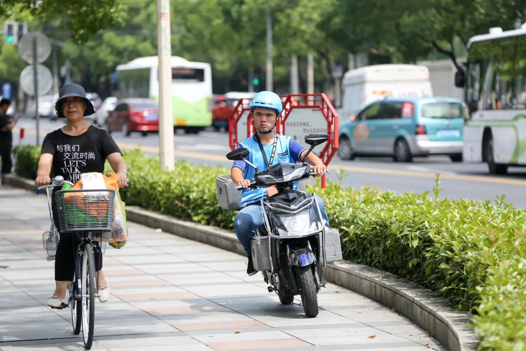 高温天气下,户外作业最典型的代表当属快递员,外卖骑士将每一个顾客的