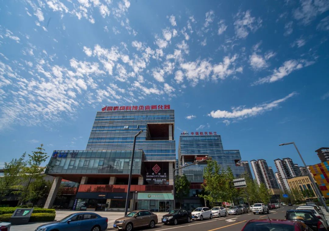 在新经济产业园b区,陈历章一行来到少城时代娱乐集团成都中心,听取了