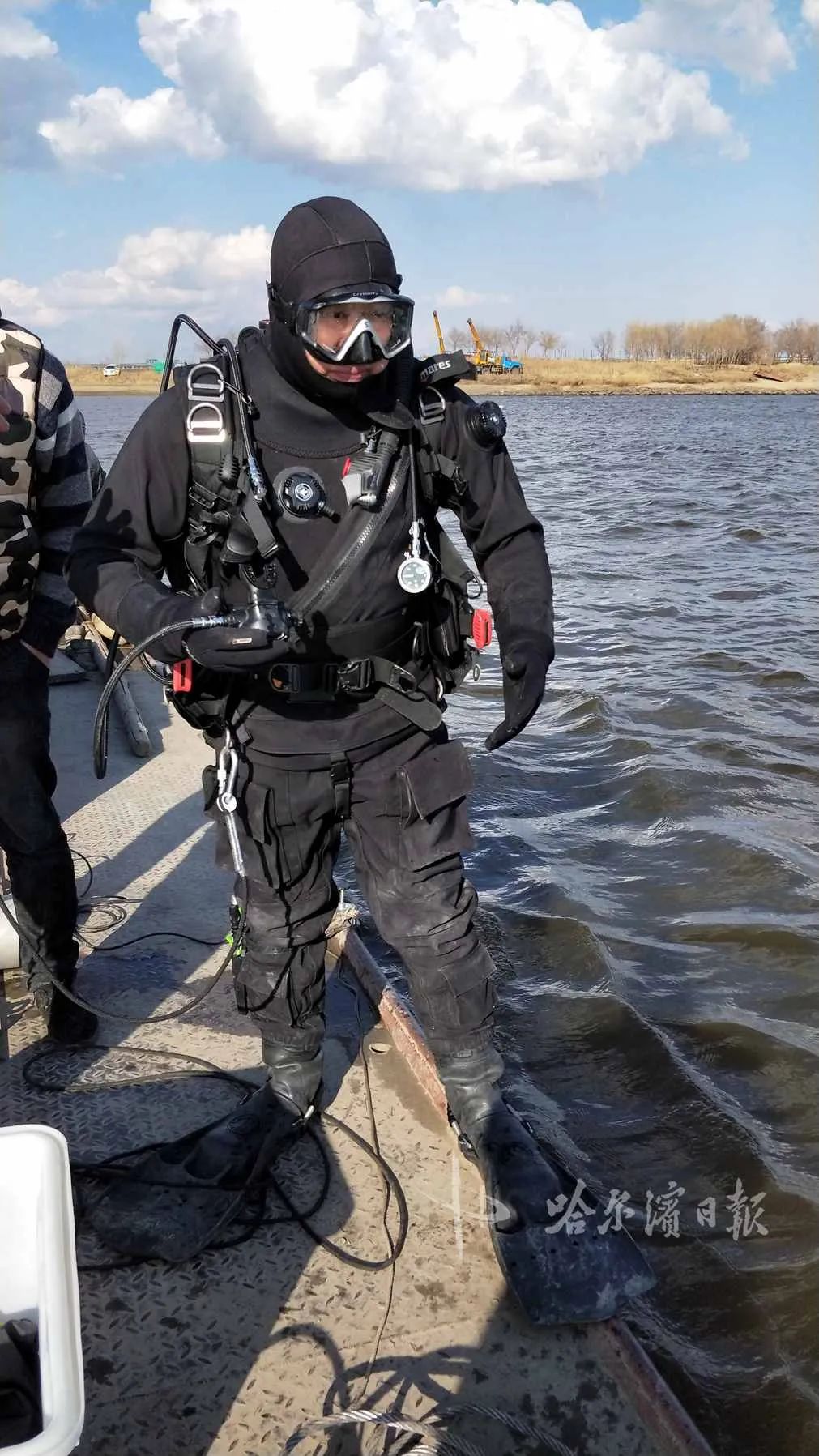 赵志强曾是一名海军潜水员,有6年服役经历,积累了丰富的潜水技能和