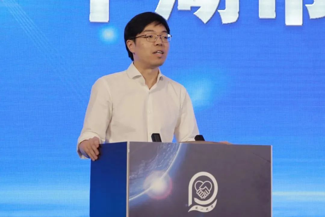 公司总经理李昂在会上作了交流发言,作为清华才子和海归新一代的他,从