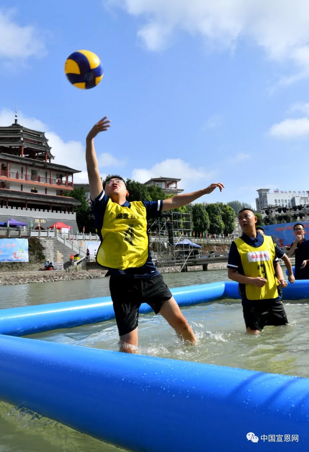 超燃今天贡水河里水上排球争霸赛激烈开启