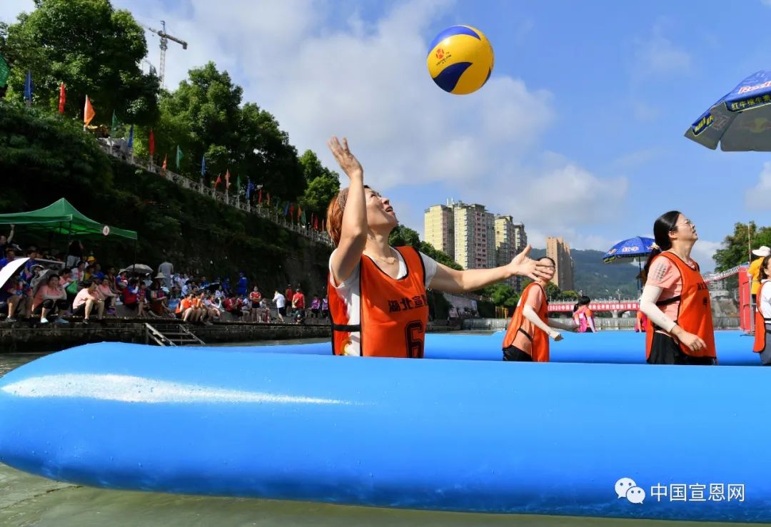 超燃今天贡水河里水上排球争霸赛激烈开启