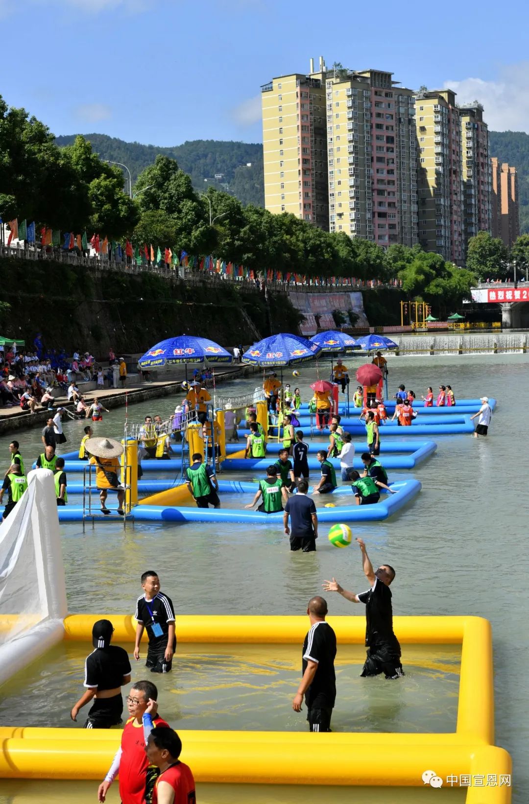 超燃今天贡水河里水上排球争霸赛激烈开启