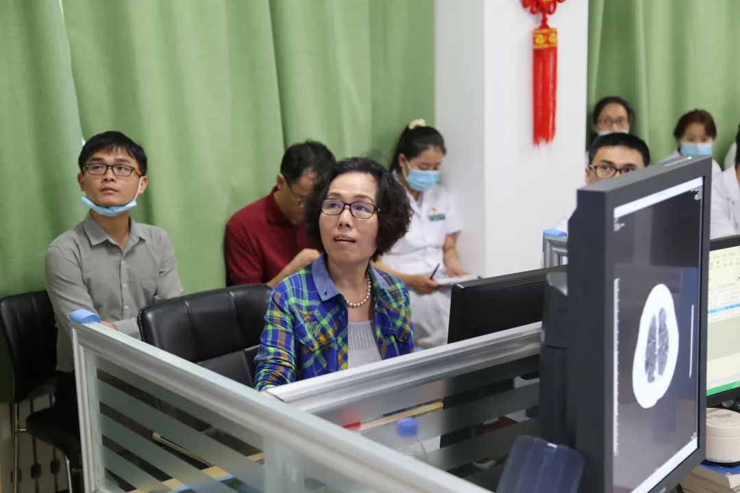 天津医科大学肿瘤医院刘佩芳教授再次应邀来院指导乳腺磁共振工作