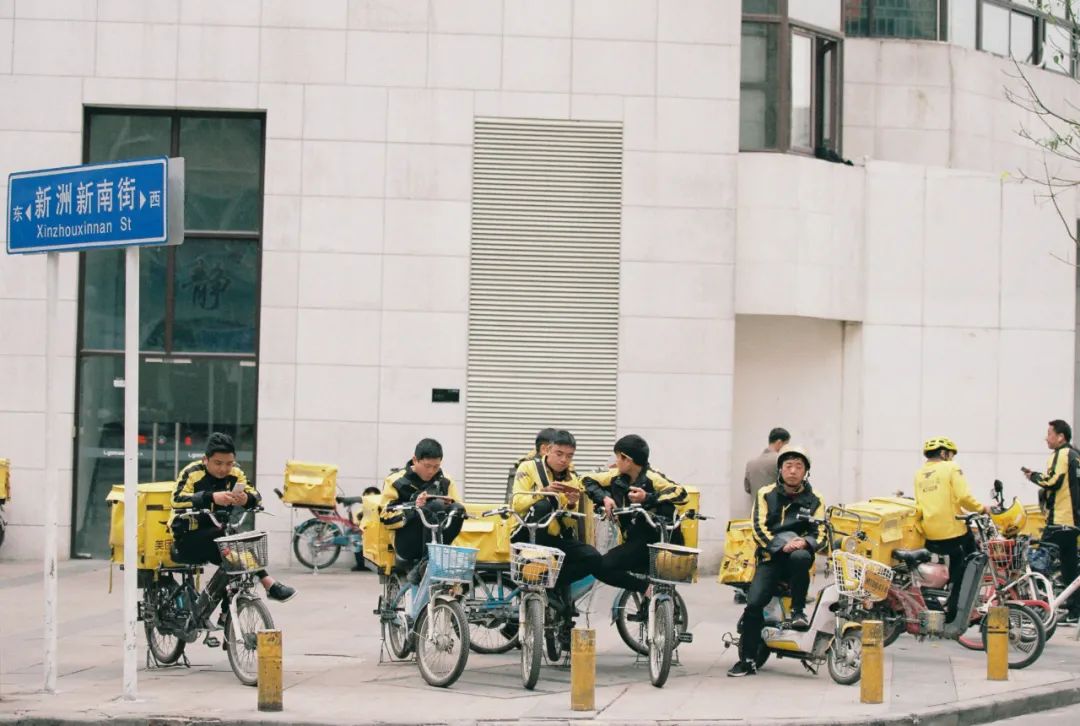 2017年11月 深圳市福田区福保街道,聚集在岗厦村的美团外卖团队.