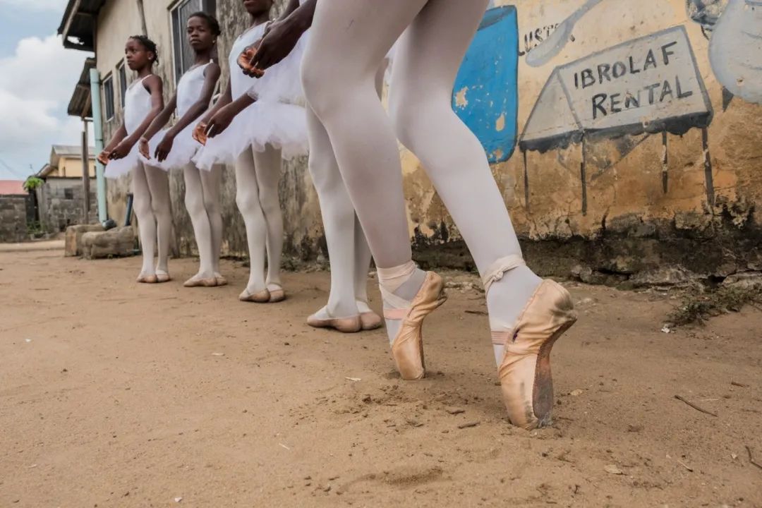 关于热搜上那个雨中跳芭蕾的男孩