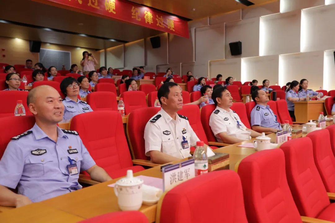 飒她们这样顶好半边天