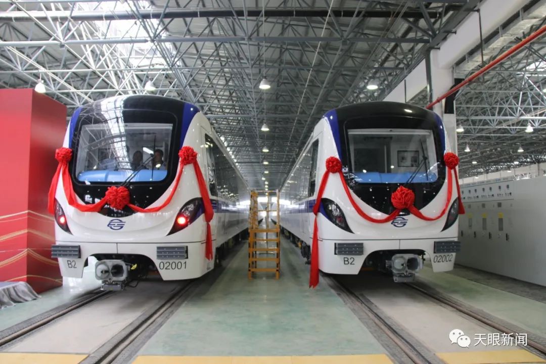 贵阳轨道交通2号线首批电客车抵筑