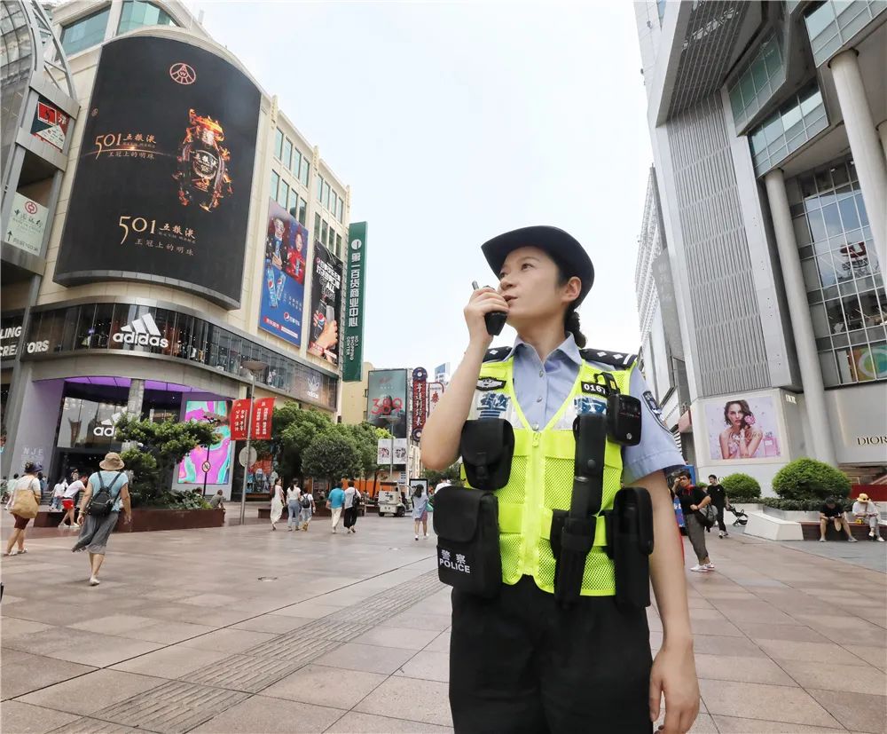 警察故事管辖上海最繁华路段连网红都追着认姐姐这位女警有何魅力