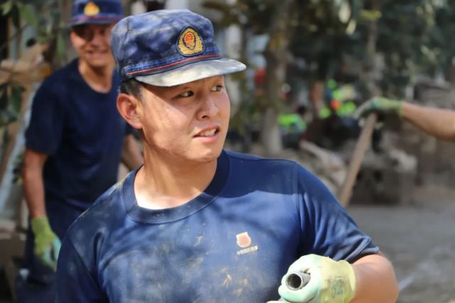 我叫王启港,山东泰安人,预备党员,2015年入伍,甘肃省森林消防总队张掖