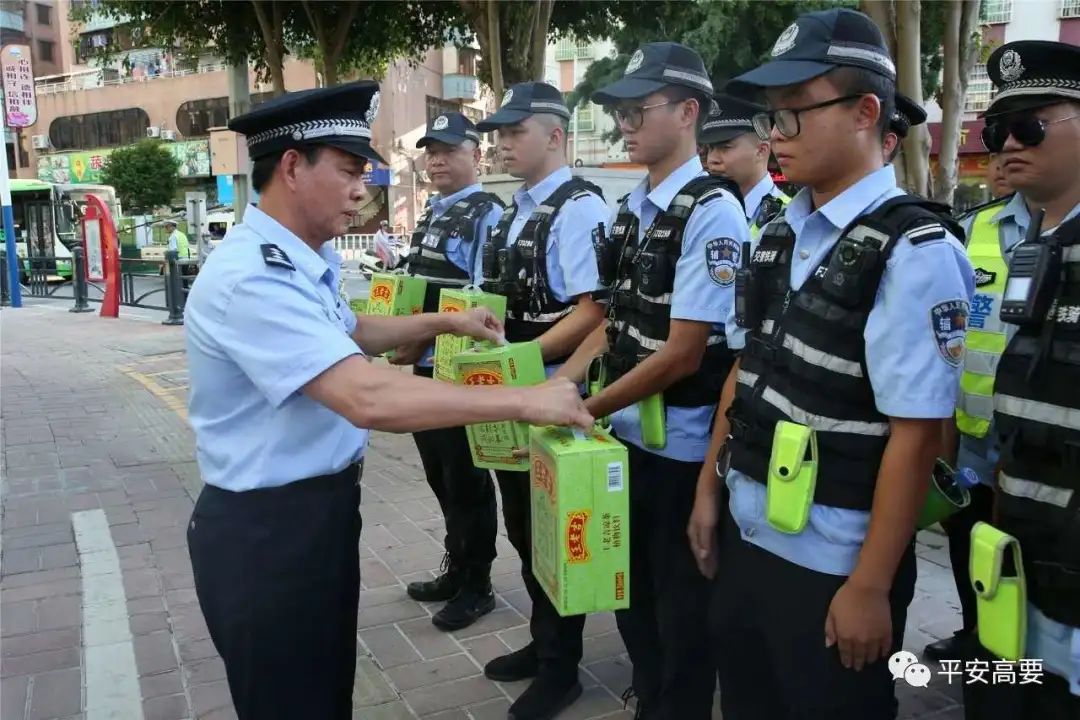 此外,市公安局局领导李招德,钟经光,赵少雄,何育泉