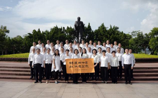 深圳市罗湖区委常委,纪委书记,监委主任何新红也感慨道:"这么多人给我