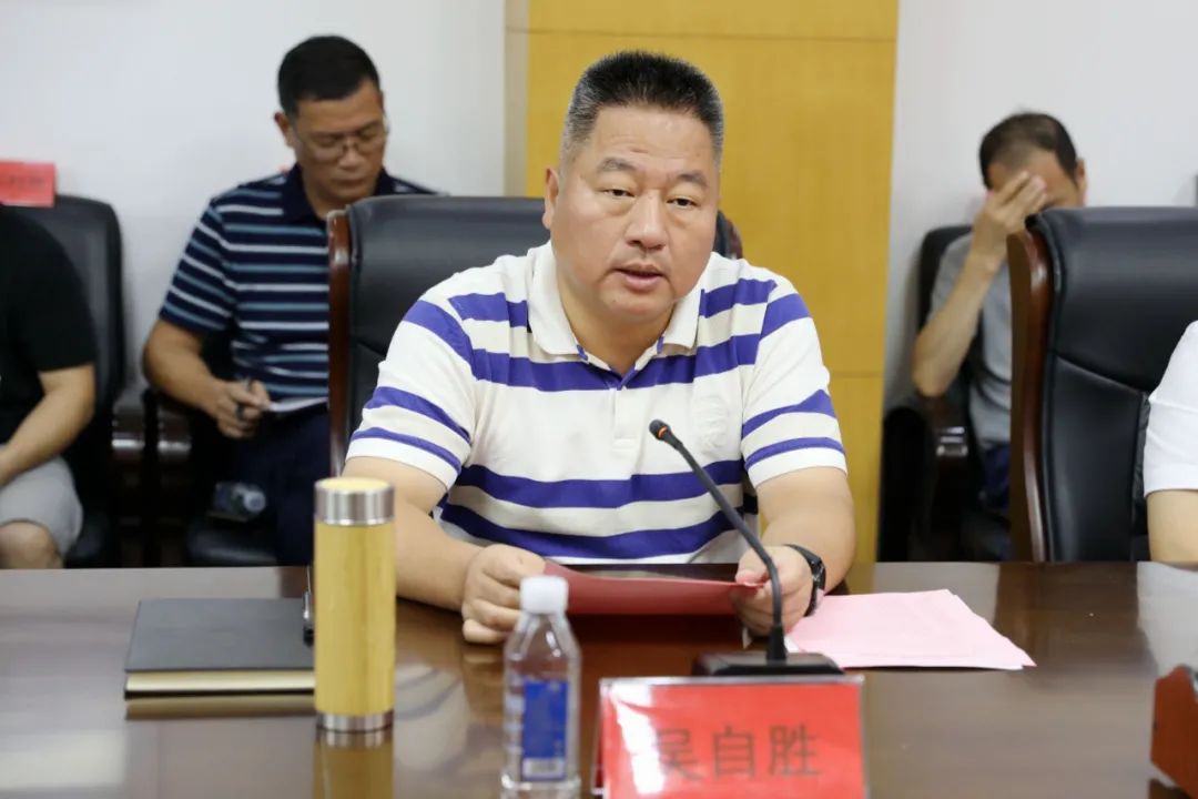 县委书记吴自胜,县委副书记,县长乐启文,县领导章国华,龙传南陪同.