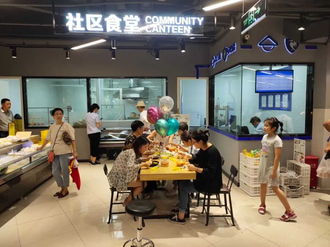香肉包烤鸭猪排饭农工商超市在静安开出首家社区食堂