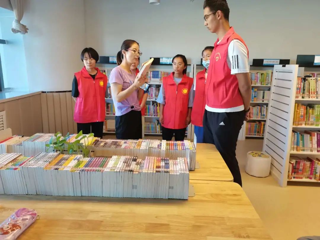 汗水沐书香02青春正能量金川区图书馆积极开展志愿服务活动