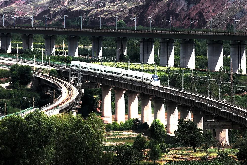 动车组列车行驶在兰青线红古区湟水河大桥上