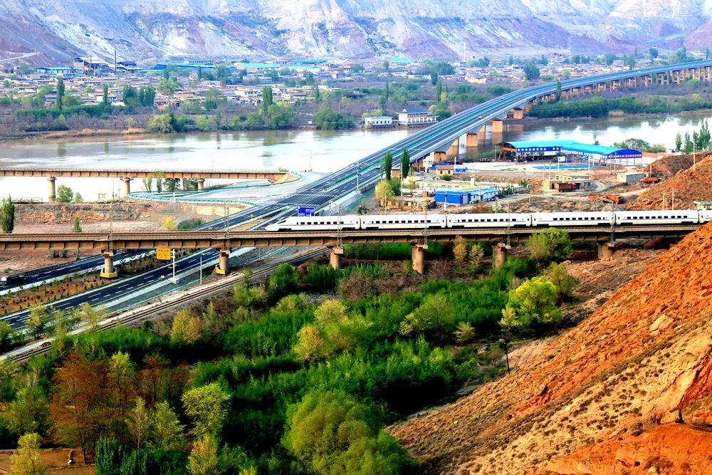 动车组列车进入兰青线八盘峡黄河大桥动车组列车疾驰在兰青线小茨沟