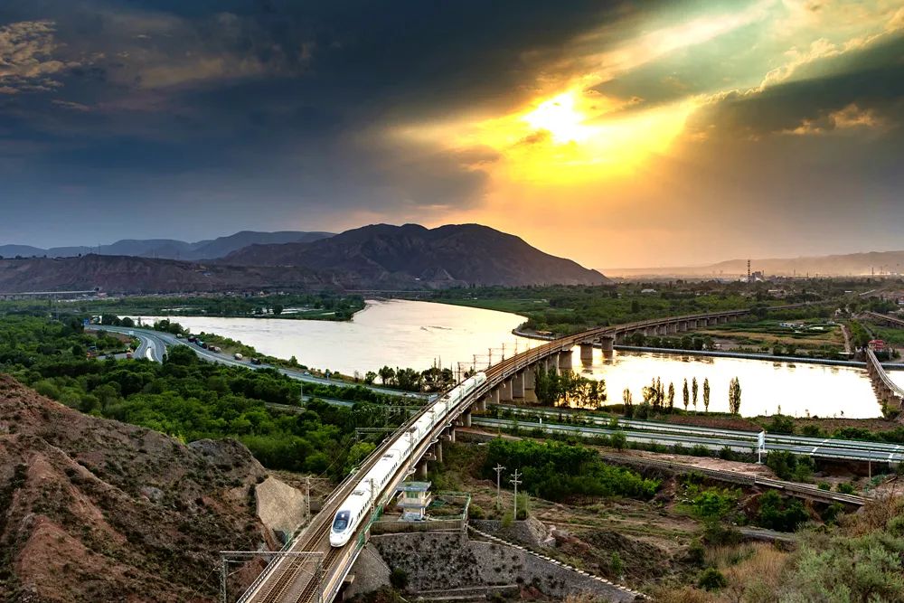 动车组列车疾驰在兰青线小茨沟黄河大桥上