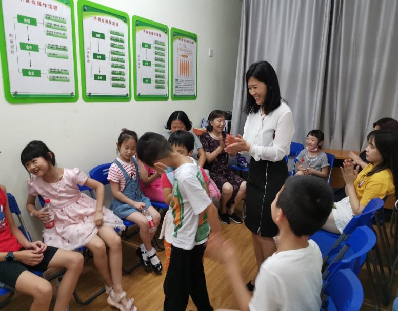 社区心理顾问张金凤老师带着精心设计的小游戏穿插其间,帮助孩子们